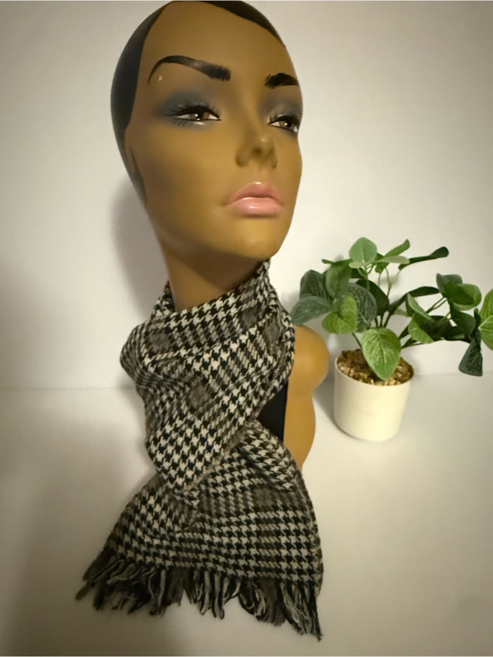 Classic Houndstooth Fringe Scarf - Black & White